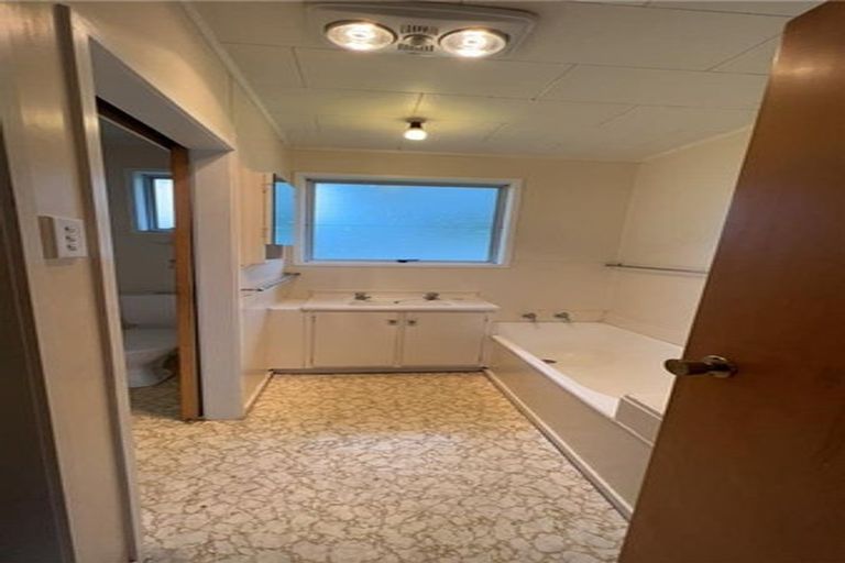 Photo of property in 18 Carbery Place, Manurewa, Auckland, 2102