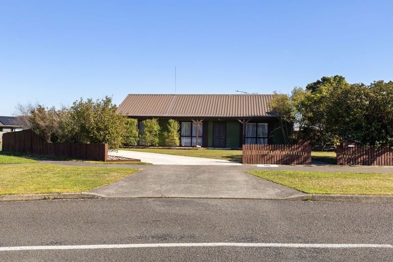 Photo of property in 1 Lydia Place, Kelvin Grove, Palmerston North, 4414
