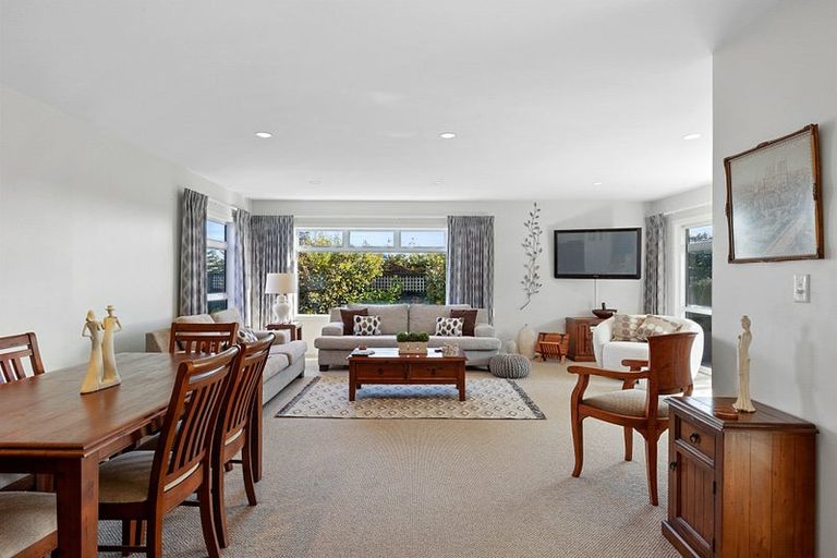 Photo of property in 14 Del Mar Place, Merrilands, New Plymouth, 4312