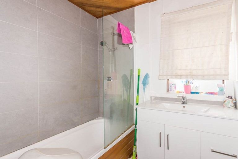 Photo of property in 4 Coburg Street, Henderson, Auckland, 0612