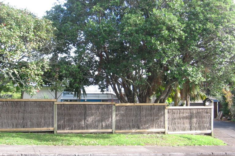 Photo of property in 19 Taioma Crescent, Te Atatu Peninsula, Auckland, 0610
