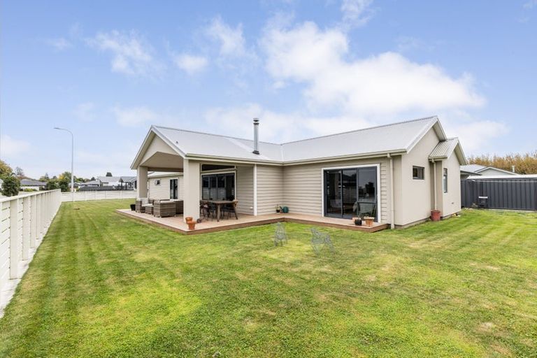 Photo of property in 2 Willowbrook Place, Clive, 4102