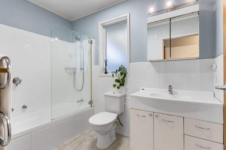 Photo of property in 3 Macnay Way, Murrays Bay, Auckland, 0630