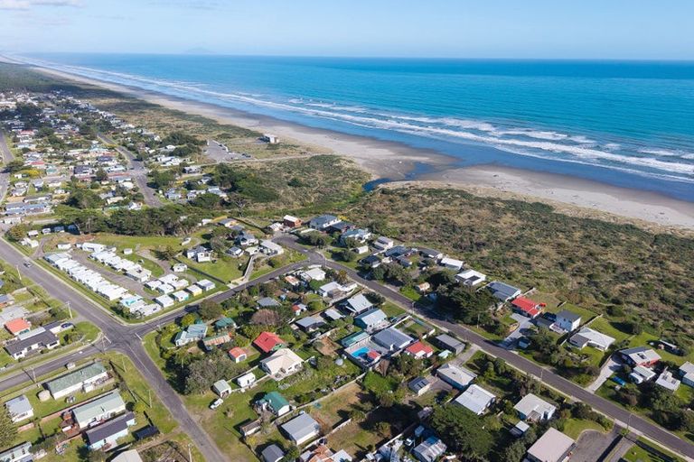 Photo of property in 6 Kent Avenue, Waitarere Beach, Levin, 5510