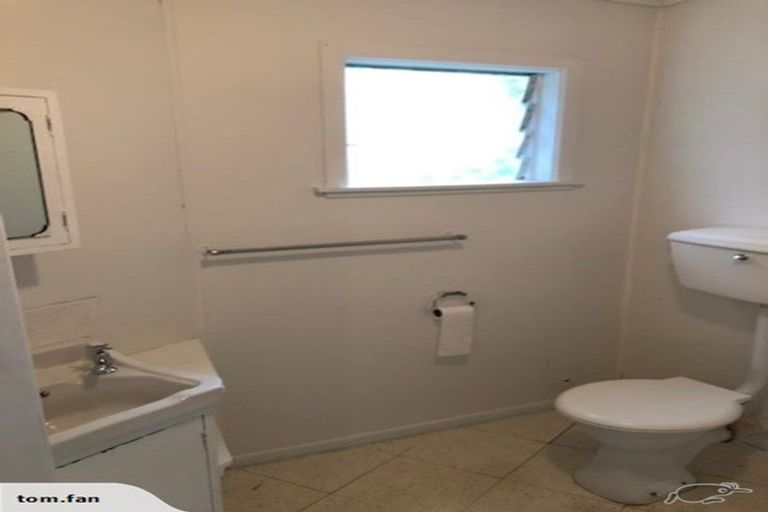 Photo of property in 8 Park Rise, Campbells Bay, Auckland, 0630