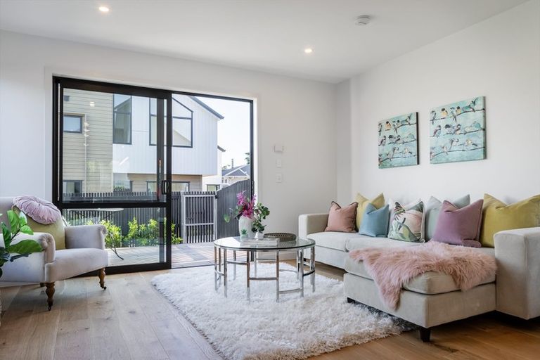 Photo of property in 11b Rangeview Road, Sunnyvale, Auckland, 0612