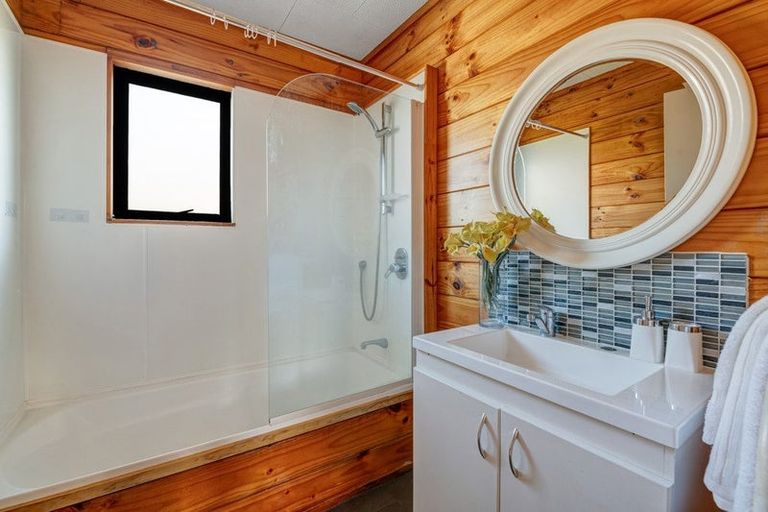 Photo of property in 16 Noeleen Street, Glenfield, Auckland, 0629