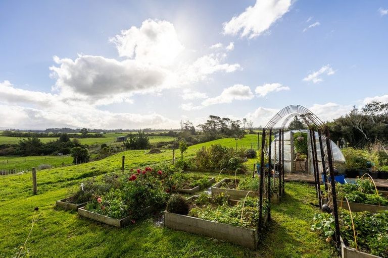 Photo of property in 237 Croydon Road, Midhirst, Stratford, 4394