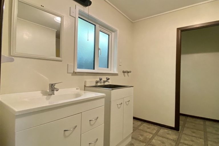 Photo of property in 15f2 Bloomsbury Grove, Newlands, Wellington, 6037
