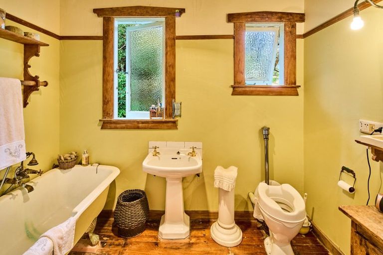 Photo of property in 17 Tio Tio Road, Miramar, Wellington, 6022