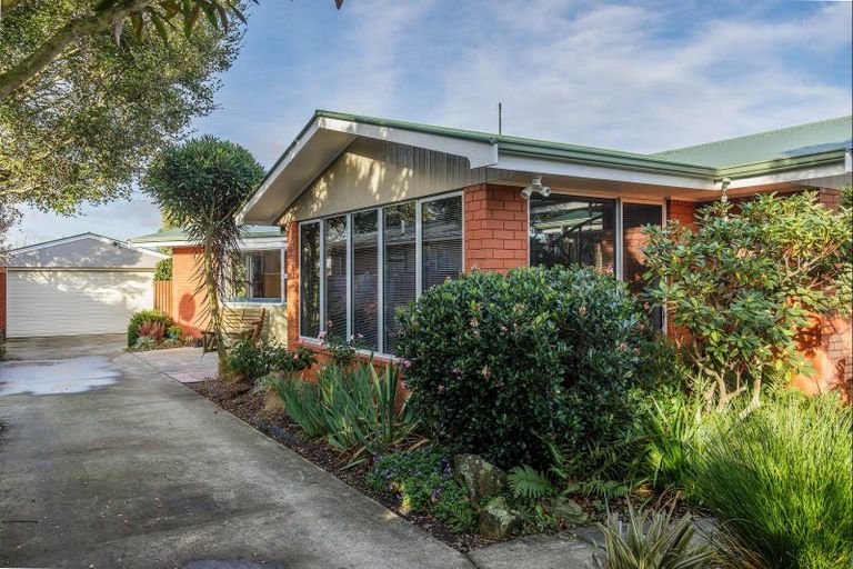 Photo of property in 6 Brookby Crescent, Avonhead, Christchurch, 8042