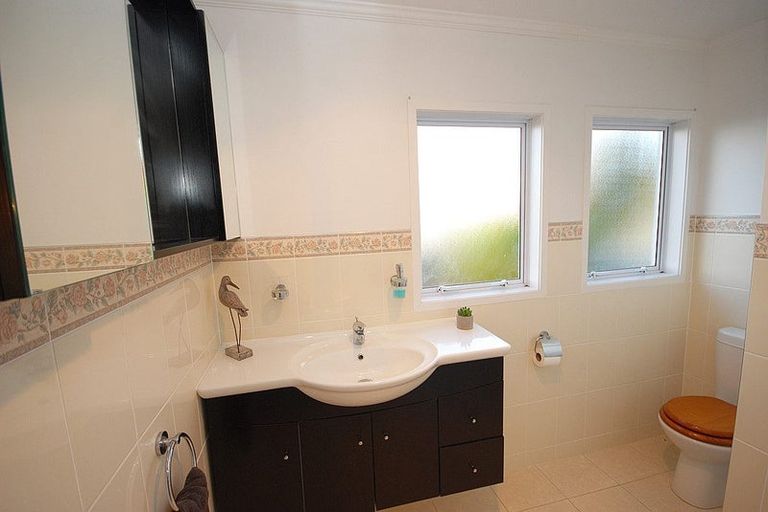 Photo of property in 50 Balmain Road, Chatswood, Auckland, 0626