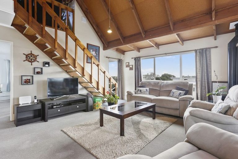 Photo of property in 6a D'oyly Drive, Stanmore Bay, Whangaparaoa, 0932