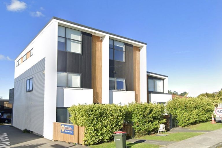 Photo of property in 5 Mokopiko Court, Beach Haven, Auckland, 0626
