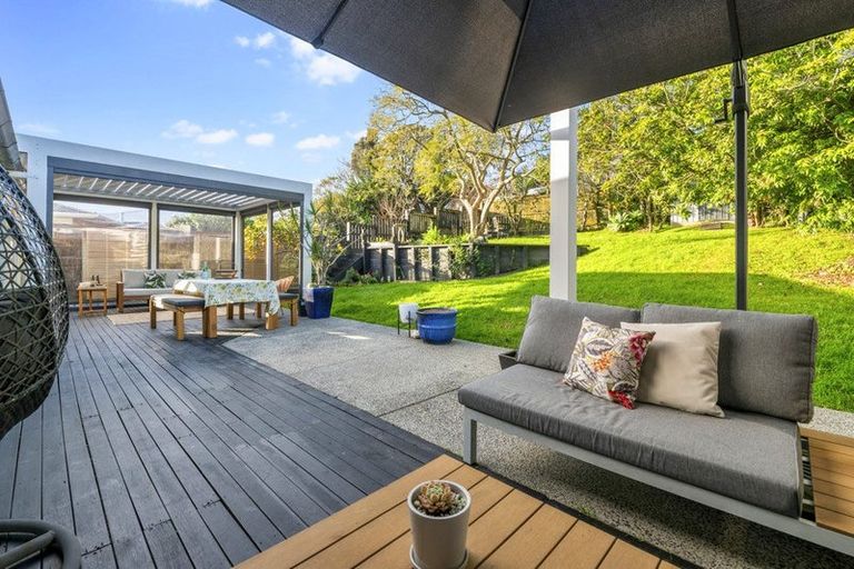 Photo of property in 70 Selwyn Crescent, Forrest Hill, Auckland, 0620