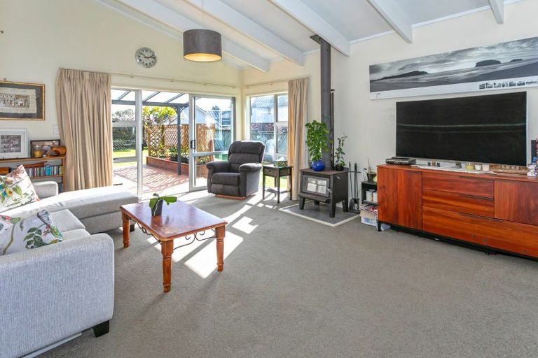 Photo of property in 102 Awarua Place, Whangamata, 3620