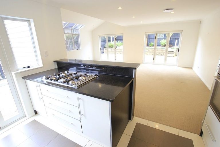 Photo of property in 15 Newbury Place, Schnapper Rock, Auckland, 0632