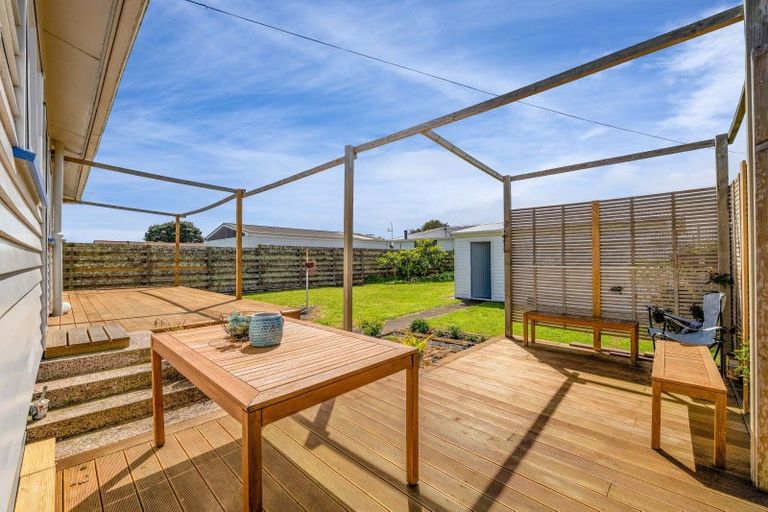 Photo of property in 2 Bone Crescent, Hawera, 4610