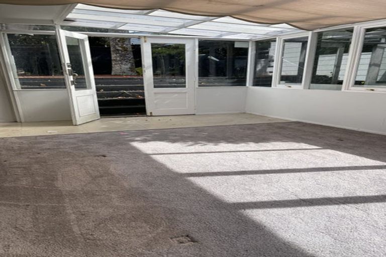 Photo of property in 16 West Glade Crescent, Birkenhead, Auckland, 0626