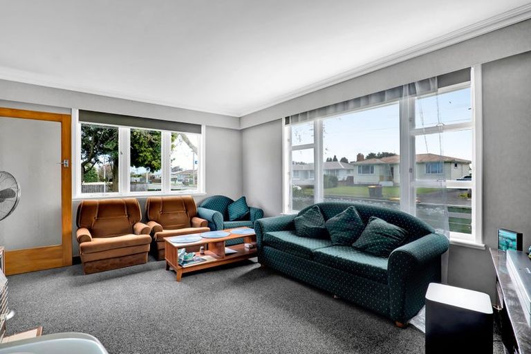 Photo of property in 1 Pacey Avenue, Hawera, 4610