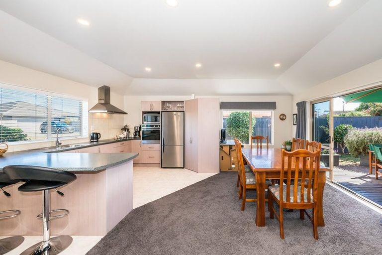 Photo of property in 5 Holcombe Drive, Paraparaumu, 5032