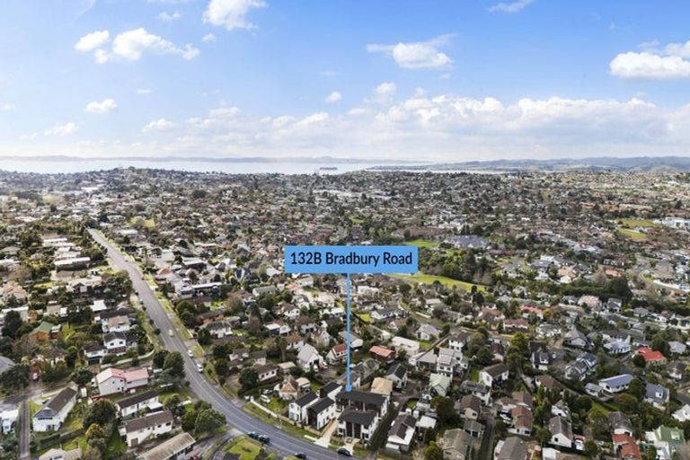 Photo of property in 132 Bradbury Road, Botany Downs, Auckland, 2010