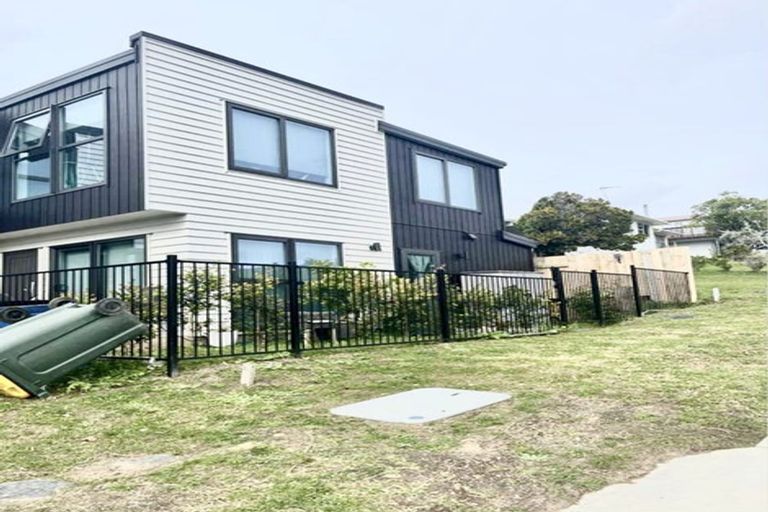 Photo of property in 12a Hewlett Road, Massey, Auckland, 0614