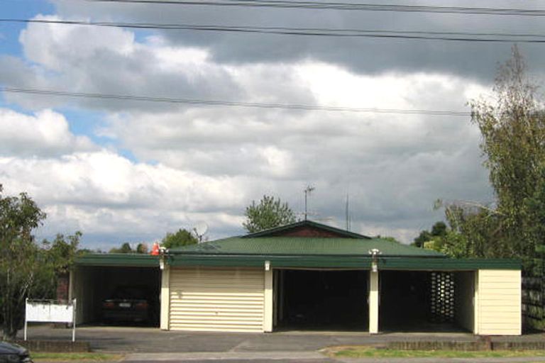 Photo of property in 2/96 Titirangi Road, New Lynn, Auckland, 0600