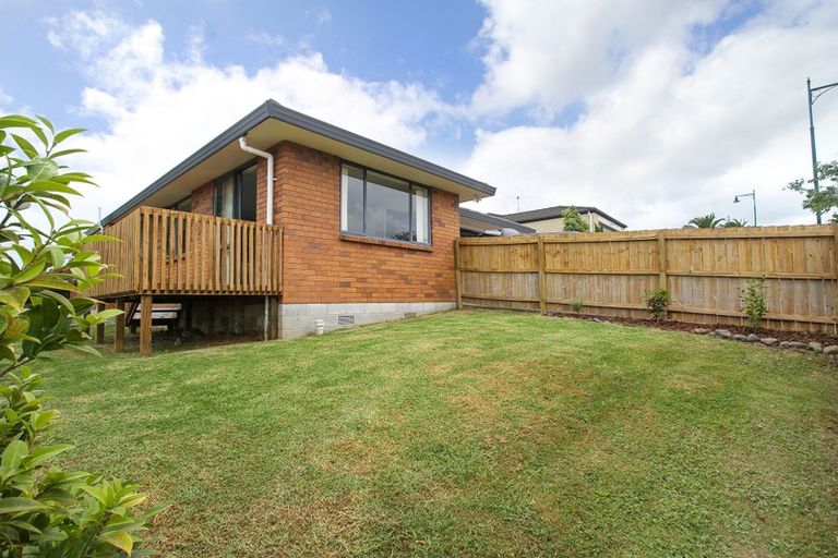 Photo of property in 2 Plumstead Rise, Glen Eden, Auckland, 0602