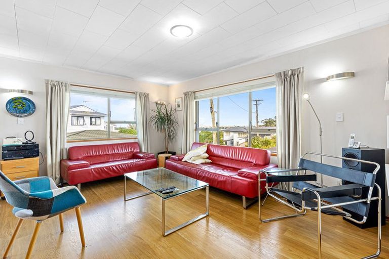 Photo of property in 2/4 Ross Avenue, Glenfield, Auckland, 0629