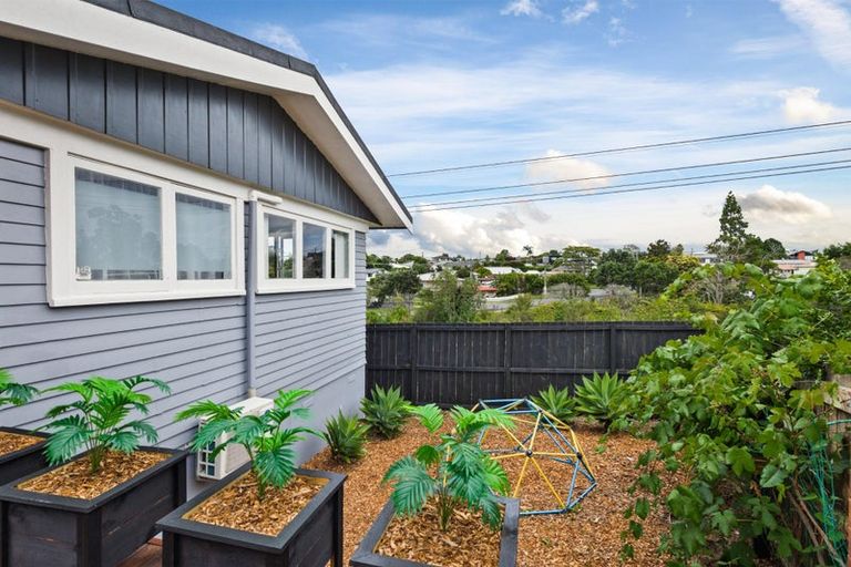 Photo of property in 15 Matipo Road, Te Atatu Peninsula, Auckland, 0610