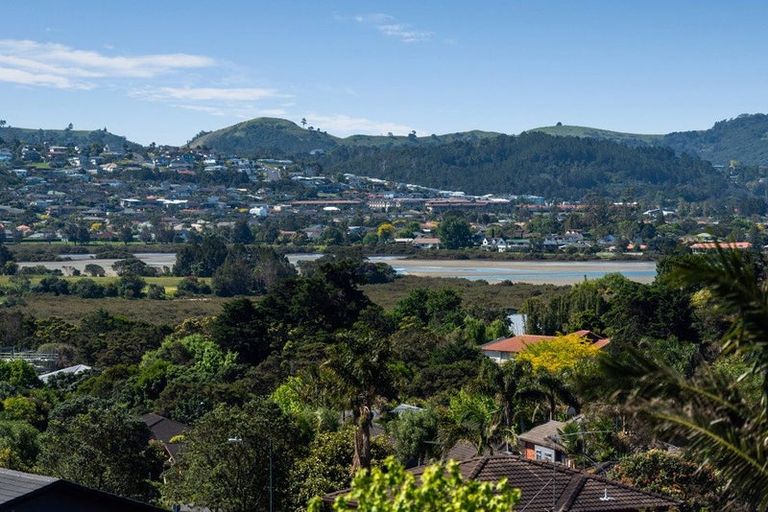 Photo of property in 15 Seagate Place, Red Beach, 0932