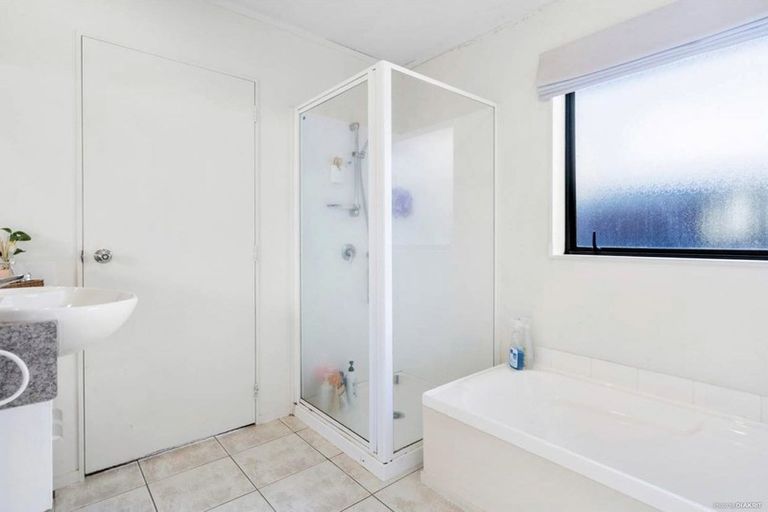 Photo of property in 143 Colwill Road, Massey, Auckland, 0614