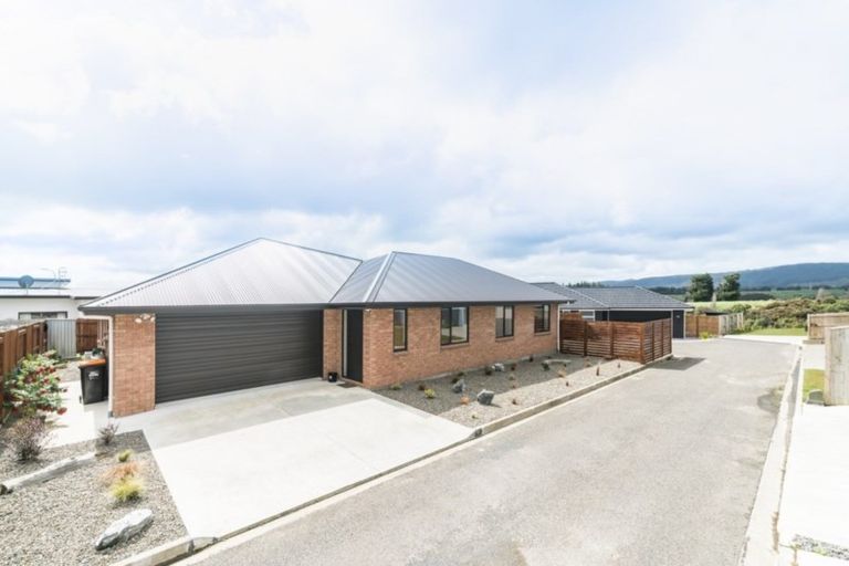 Photo of property in 134 Johnstone Drive, Fitzherbert, Palmerston North, 4410