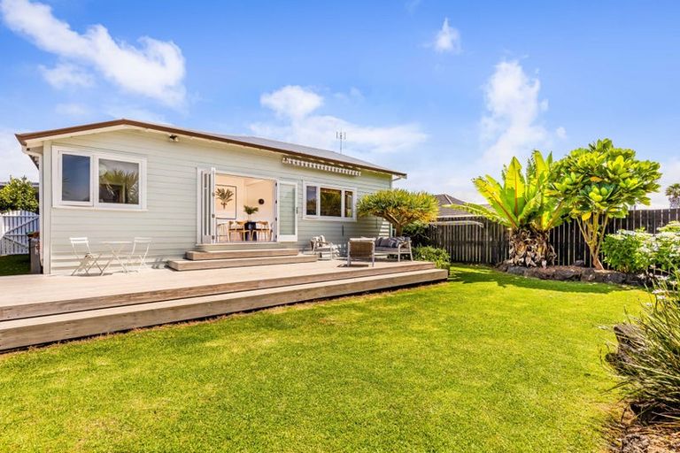 Photo of property in 5 Kotuku Street, Te Atatu Peninsula, Auckland, 0610