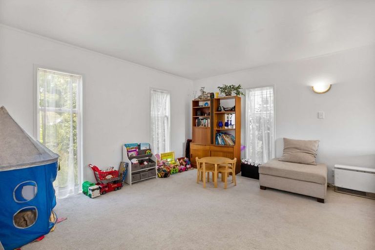 Photo of property in 12 De Val Drive, Titirangi, Auckland, 0604