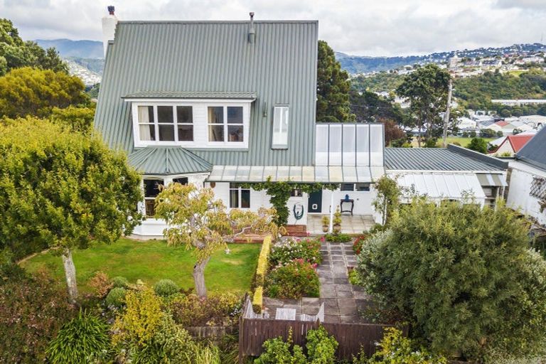 Photo of property in 51 Awa Road, Karaka Bays, Wellington, 6022