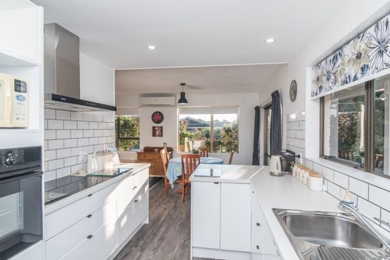 Photo of property in 34a Rewarewa Crescent, Waikanae, 5036