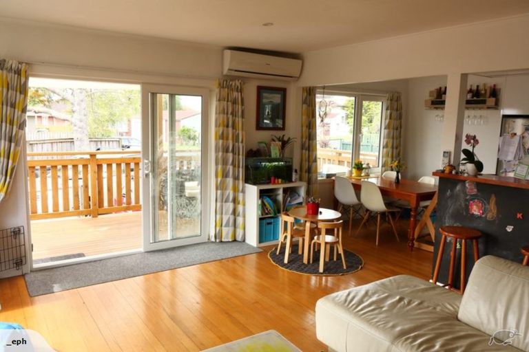 Photo of property in 8 Durham Street, Te Atatu Peninsula, Auckland, 0610