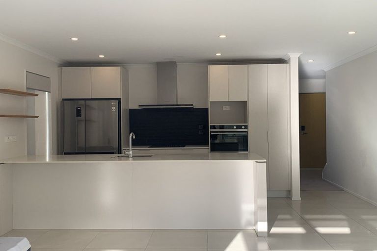 Photo of property in 7 Muriels View Lane, Massey, Auckland, 0614