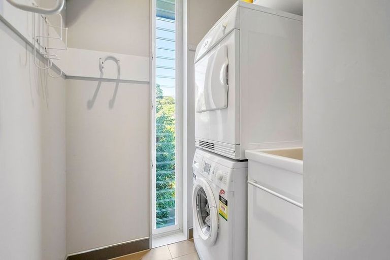 Photo of property in 9 Herrings Cove Place, Titirangi, Auckland, 0604