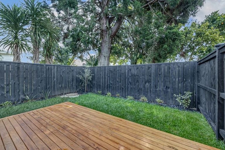 Photo of property in 9/47 Beach Road, Te Atatu Peninsula, 0610
