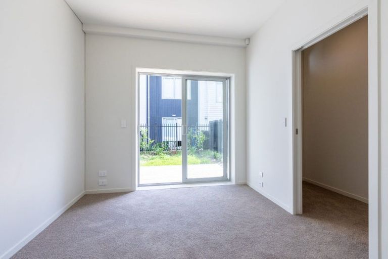 Photo of property in 5 Wharetana Crescent, New Lynn, Auckland, 0600