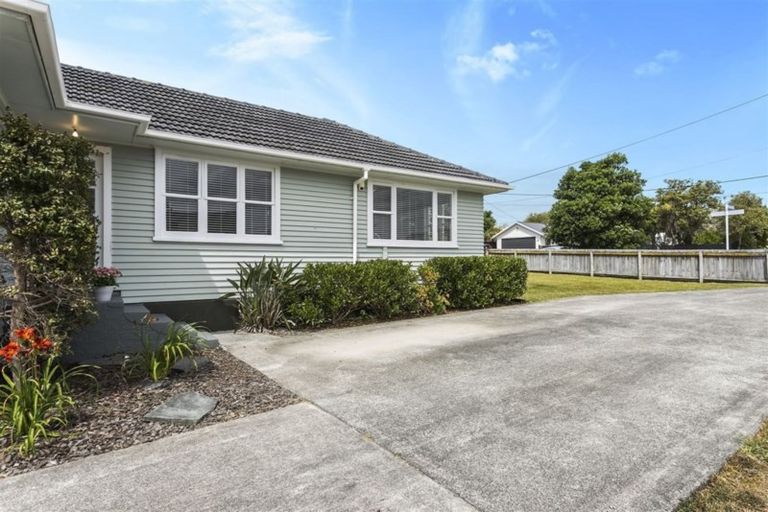 Photo of property in 22 Rewarewa Road, Te Atatu Peninsula, Auckland, 0610