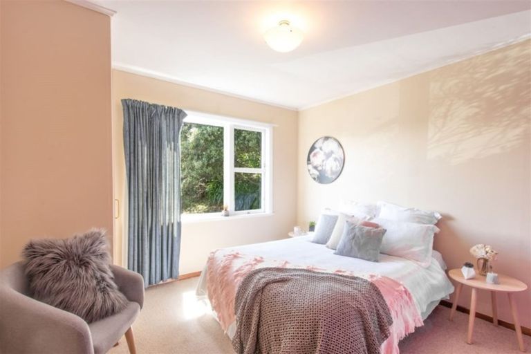 Photo of property in 17 Omega Street, Newlands, Wellington, 6037