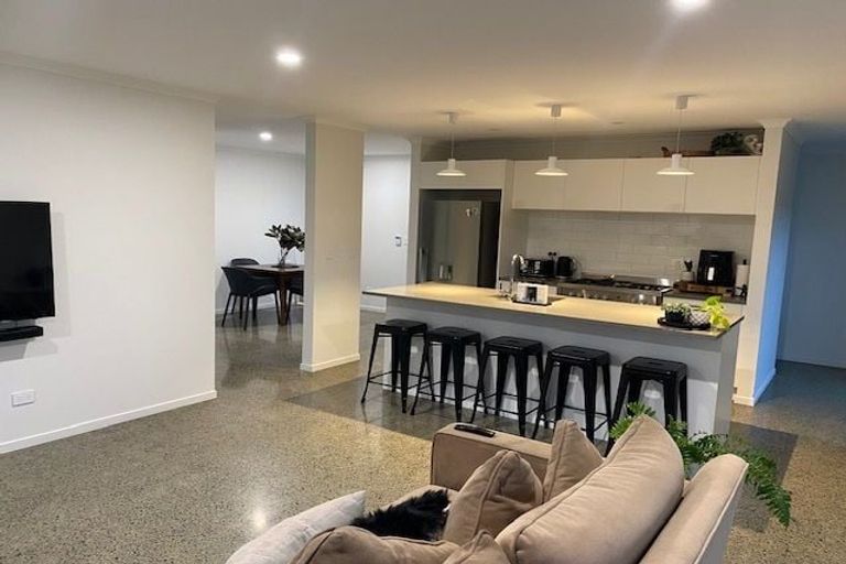Photo of property in 2 Hooton Drive, Kumeu, 0810