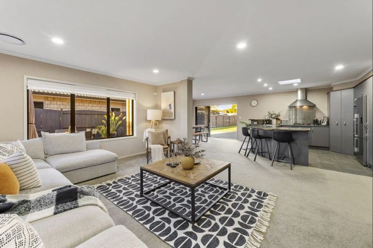 Photo of property in 33 Saint Heliers Place, Papamoa Beach, Papamoa, 3118