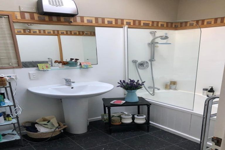Photo of property in 64 Dale Road, Raumati South, Paraparaumu, 5032