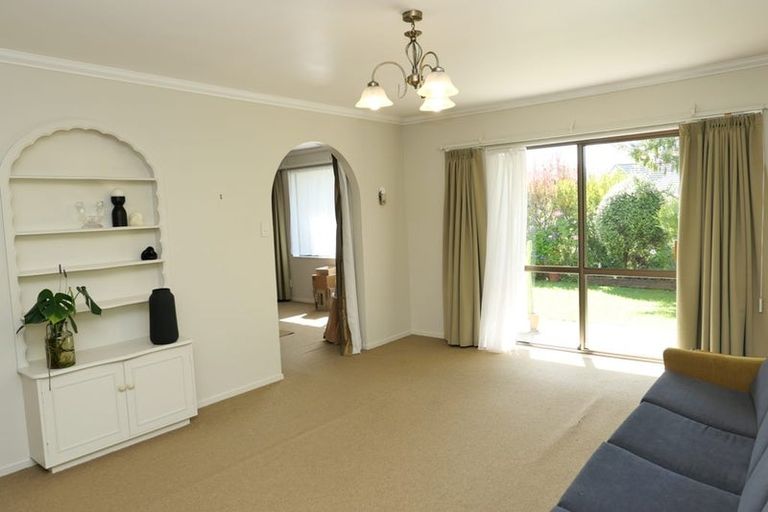 Photo of property in 28 Rewarewa Crescent, Waikanae, 5036