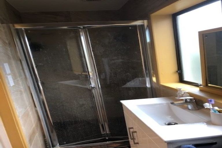 Photo of property in 2/215 Eskdale Road, Birkenhead, Auckland, 0626